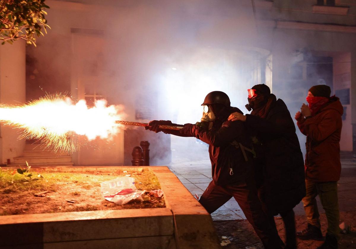 Manifestantes lanzan fuegos artificiales a la Policía durante las protestas en Tiflis, el martes 3 de diciembre.