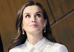 El pañuelo más especial de la reina Letizia: un regalo hecho a mano, de seda y de un diseñador vasco