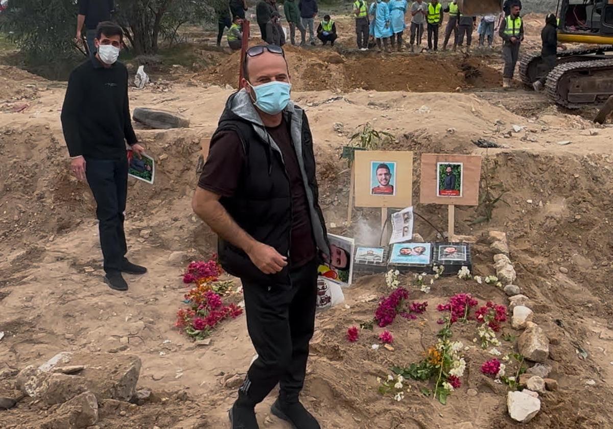 En las afueras de Tiro han preparado dos fosas temporales, donde las familias dejan fotos de los fallecidos y flores de buganvilla.