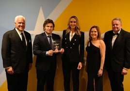 Javier Milei sostiene el premio para Lara Trump durante la Conferencia de Acción Política Conservadora.