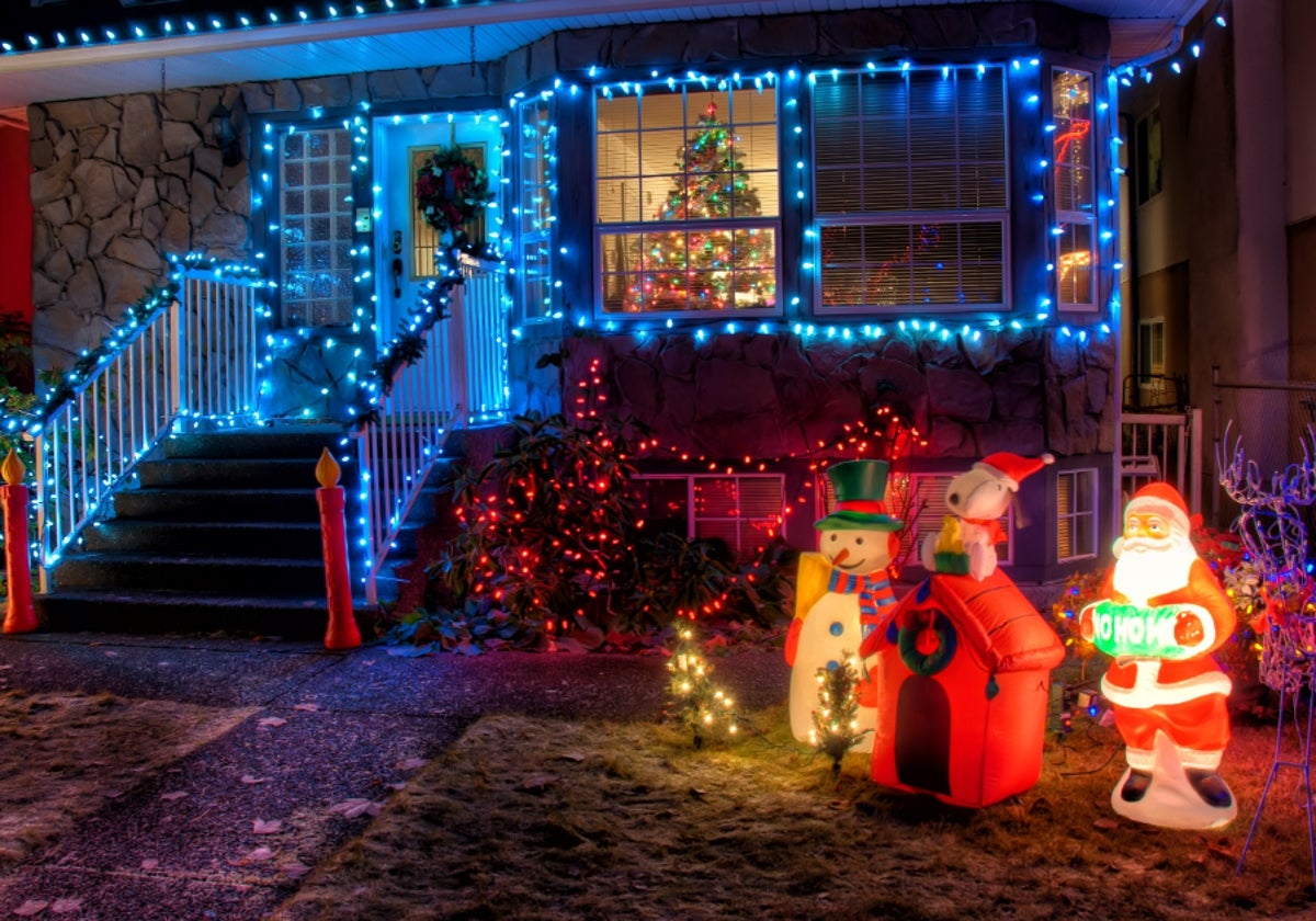 Casa decorada de luces y decoración navideña