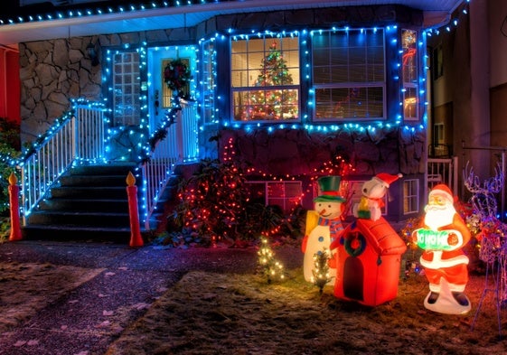 Casa decorada de luces y decoración navideña