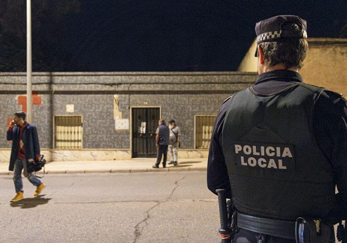 Efectivos policiales en las inmediaciones del lugar en el que se produjo el asesinato de un niño de dos años en Linares