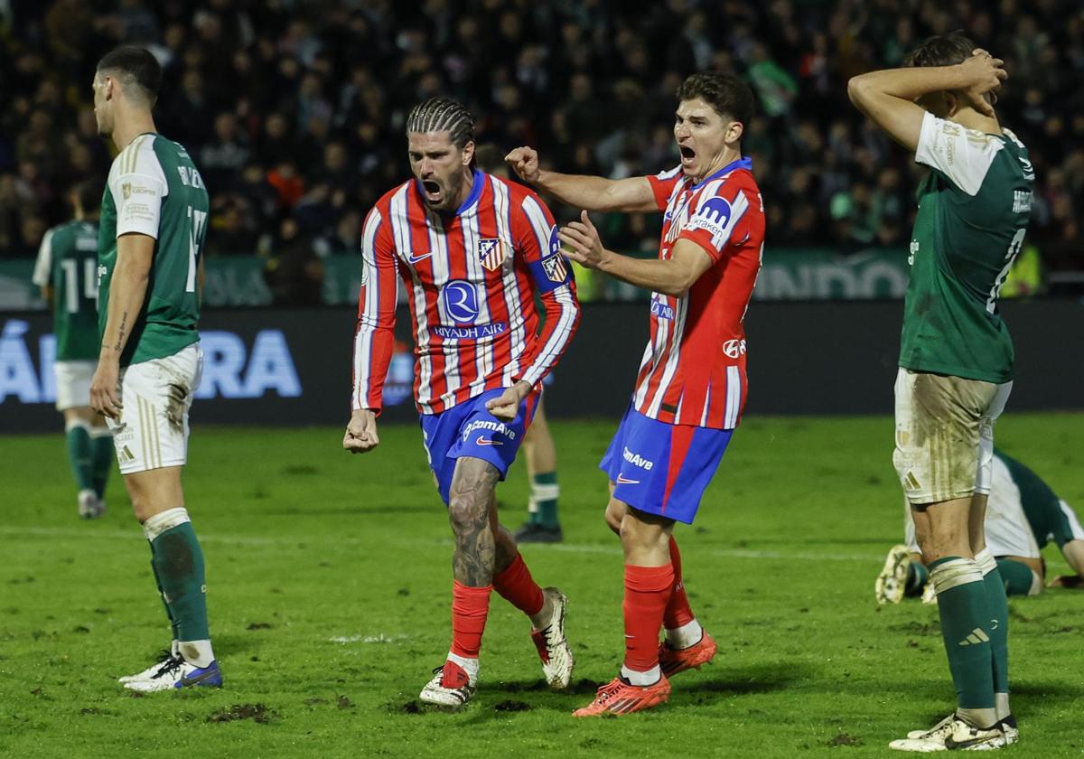 De Paul y Julián Álvarez celebran el gol del primero al Cacereño.