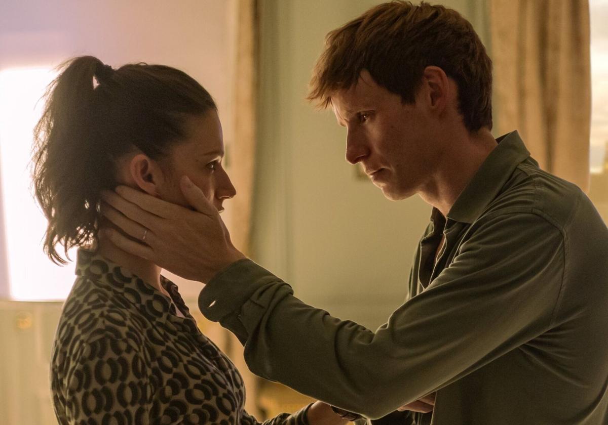 Úrsula Corberó y Eddie Redmayne en 'Chacal'.