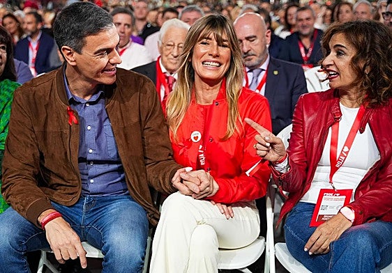 El presidente del Gobierno, Pedro Sánchez, junto a su mujer Begoña Gómez y la vicepresidenta primera del Gobierno, María Jesús Montero, durante el Congreso del PSOE.