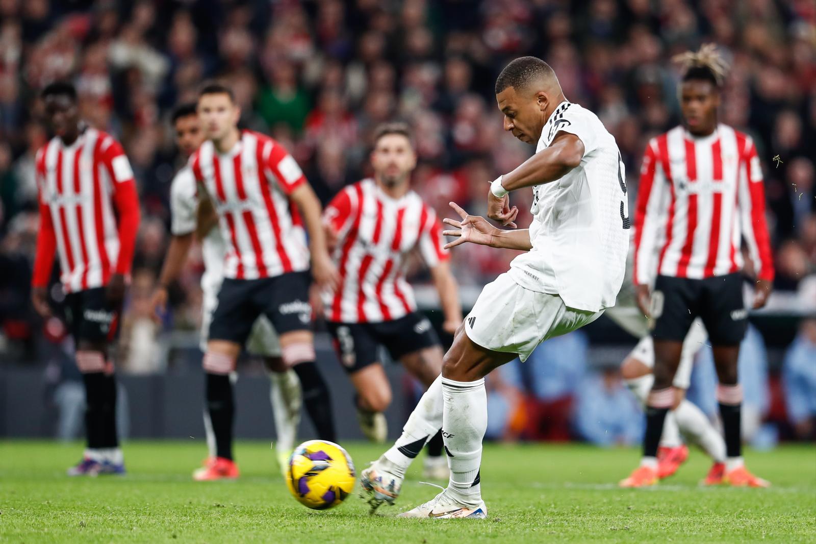 Mbappé lanza un penalti en San Mamés