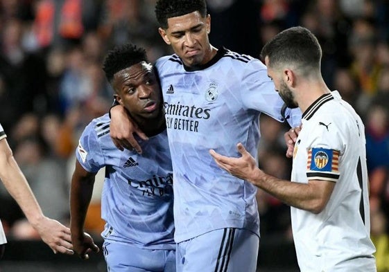 Vinicius y Bellingham, frente a Gayà en Mestalla.