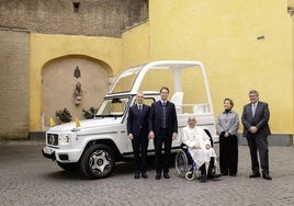 El papa Francisco posa ante su nuevo papamóvil con los responsables de Mercedes.