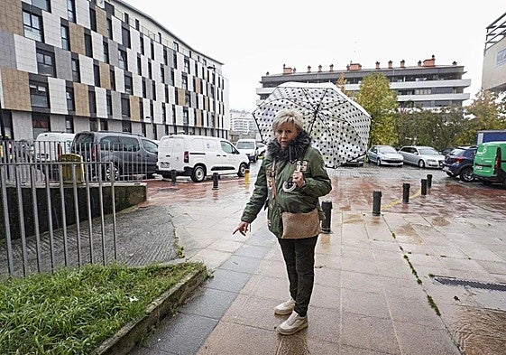Caty Romero señala el lugar donde cayó herido de muerte su marido, Alfonso Morcillo,tras recibir un tiro de ETA en la sien.