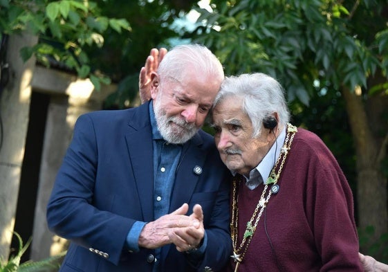 José Mujica abraza al presidente de Brasil, Luiz Inácio Lula da Silva, este jueves en Montevideo.