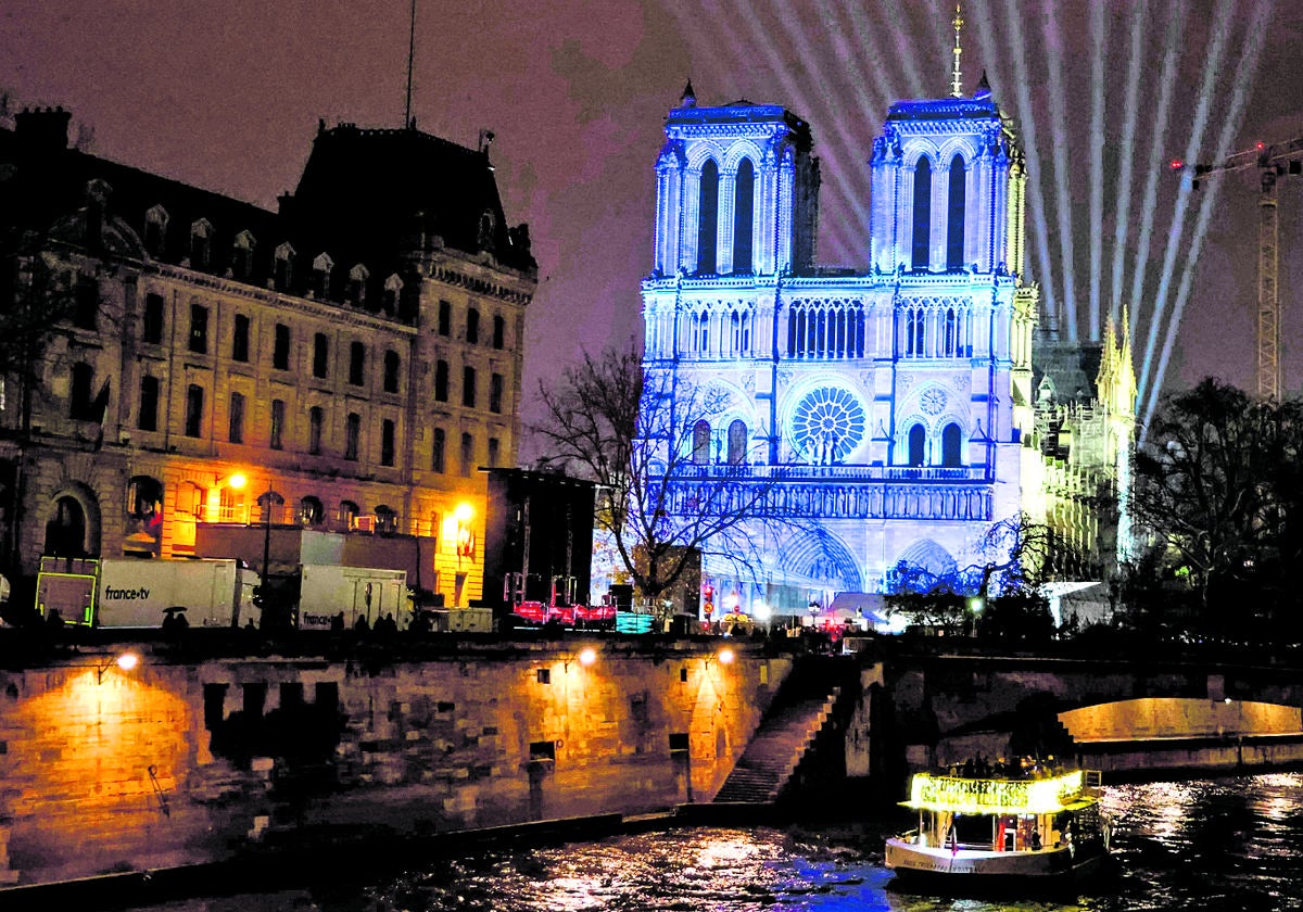 La catedral parisina se muestra iluminada en todo su esplendor en los días previos a su reapertura.