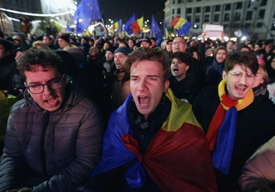 Una manifestación proeuropea protesta por el resultado de la primera vuelta electoral en las calles de Bucarest, la capital de Rumanía.