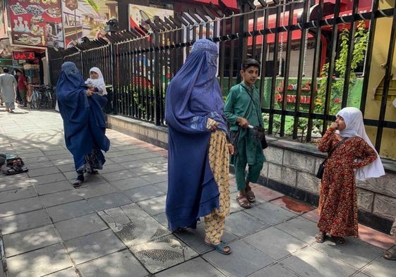 Mujeres afganas caminan con sus hijos por una calle de Kabul.