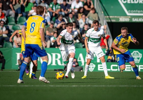 El Elche remonta ante el Cádiz y se afianza en ascenso directo