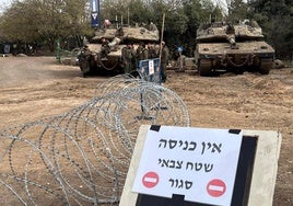 Tanques israelíes desplegados en los Altos del Golán junto a la divisoria con Siria.