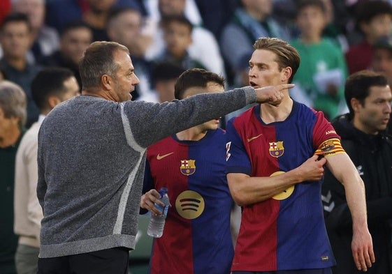 Flick dialoga con Frenkie de Jong durante el duelo ante el Betis.