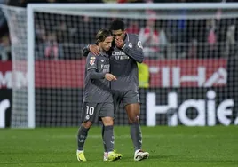 Modric y Bellingham dialogan durante el duelo ante el Girona.