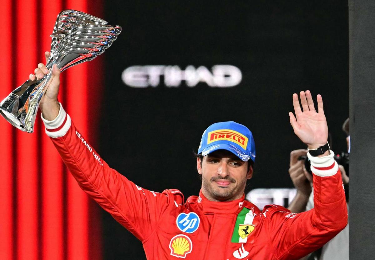 Carlos Sainz, con el trofeo del segundo puesto en el GP de Abu Dabi