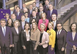 La presidenta de la Comisión Europea, Ursula von der Leyen, posa junto a su nuevo Colegio de Comisarios y con la presidenta de la Eurocámara, Roberta Metsola.