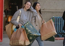 Dos personas durante las compras del Black Friday.