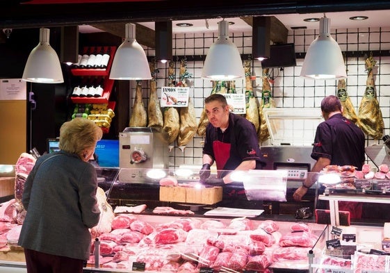 Una señora hace la compra en un mercado de Madrid.