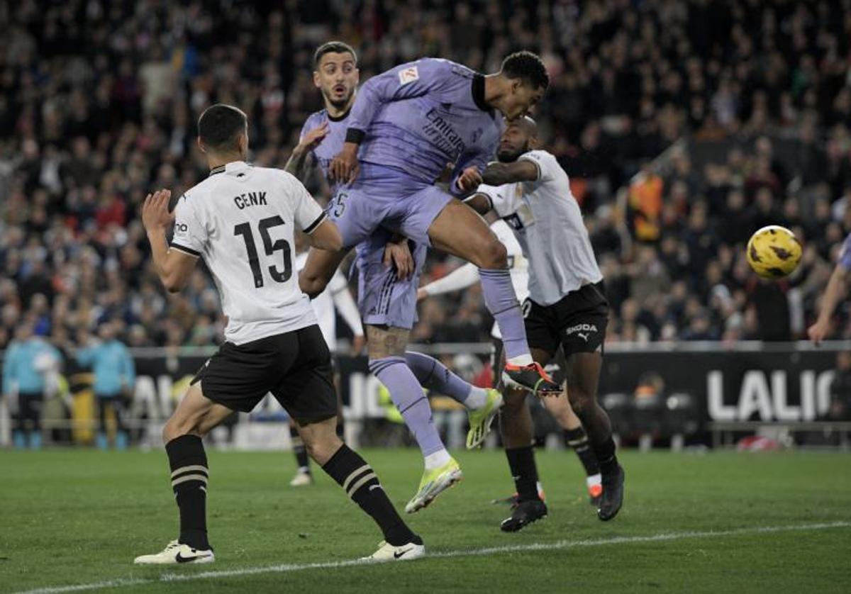 Jude Bellingham rematando en Mestalla