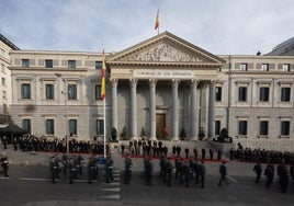 Desfile durante el izado de bandera frente al Congreso de los Diputados el 6 de enero