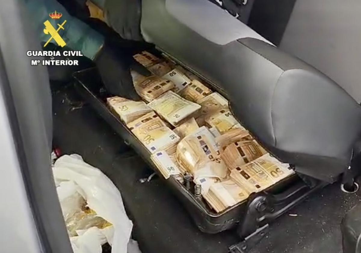 Un perro de la Guardia Civil encuentra cerca de 300.000 euros en un coche