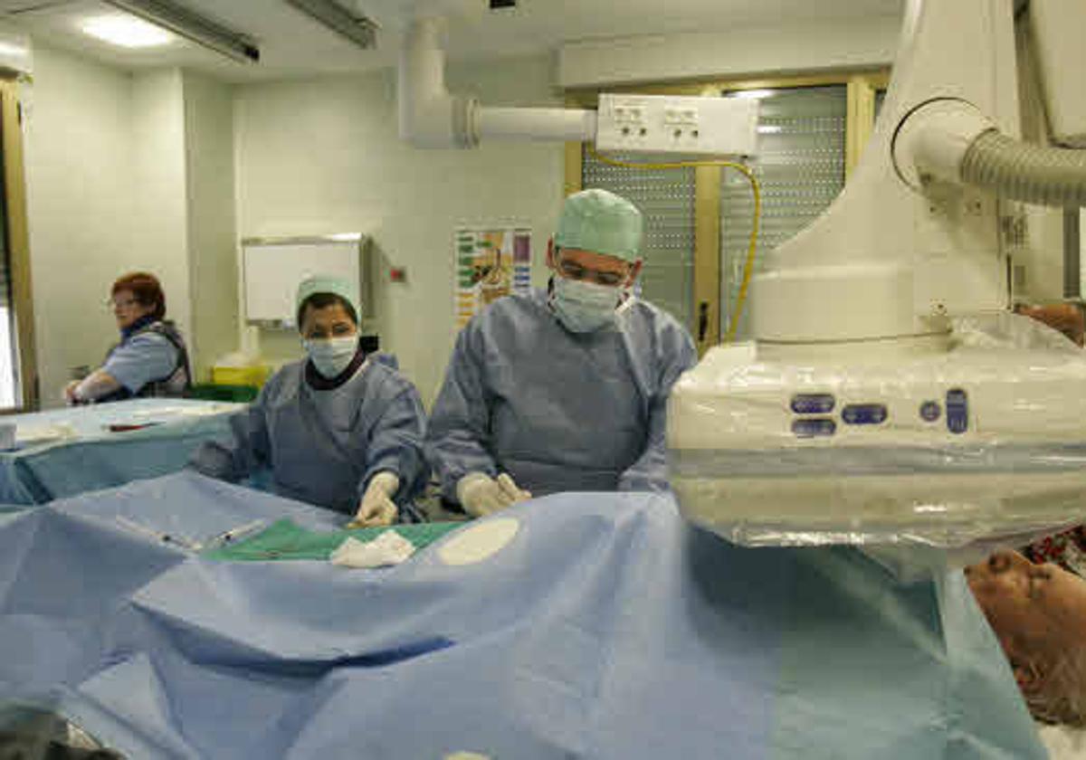 Unos médicos en plena intervención quirúrgica.