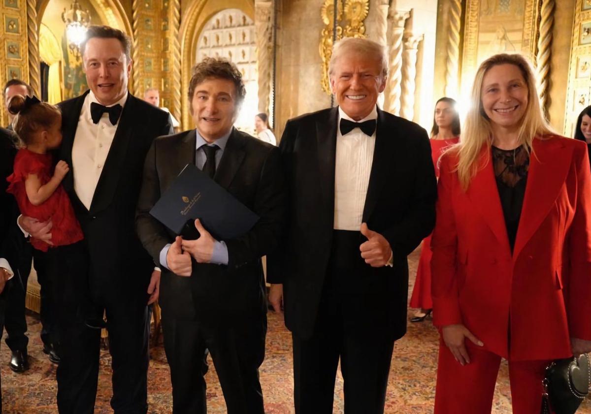 Imagen principal - Milei, junto a Donald Trump y Elon Musk en Mar-a-Lago; recibiendo a Meloni en la Casa Rosada y finalmente, junto a Santiago Abascal en 'Europa Viva 2024'.