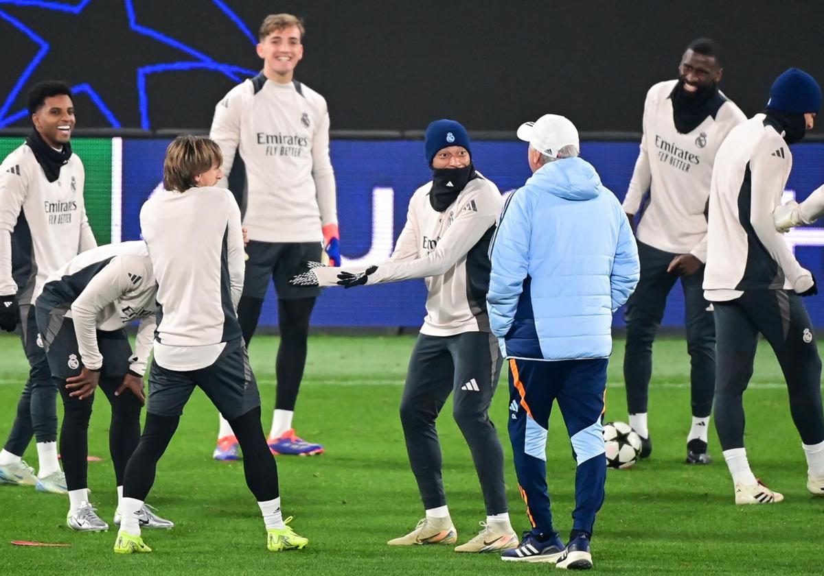 Los jugadores del Real Madrid preparan el duelo ante el Atalanta.