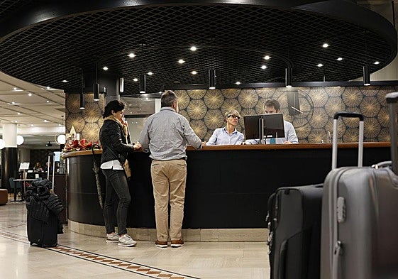 Turistas en la recepción de un hotel de Bilbao.