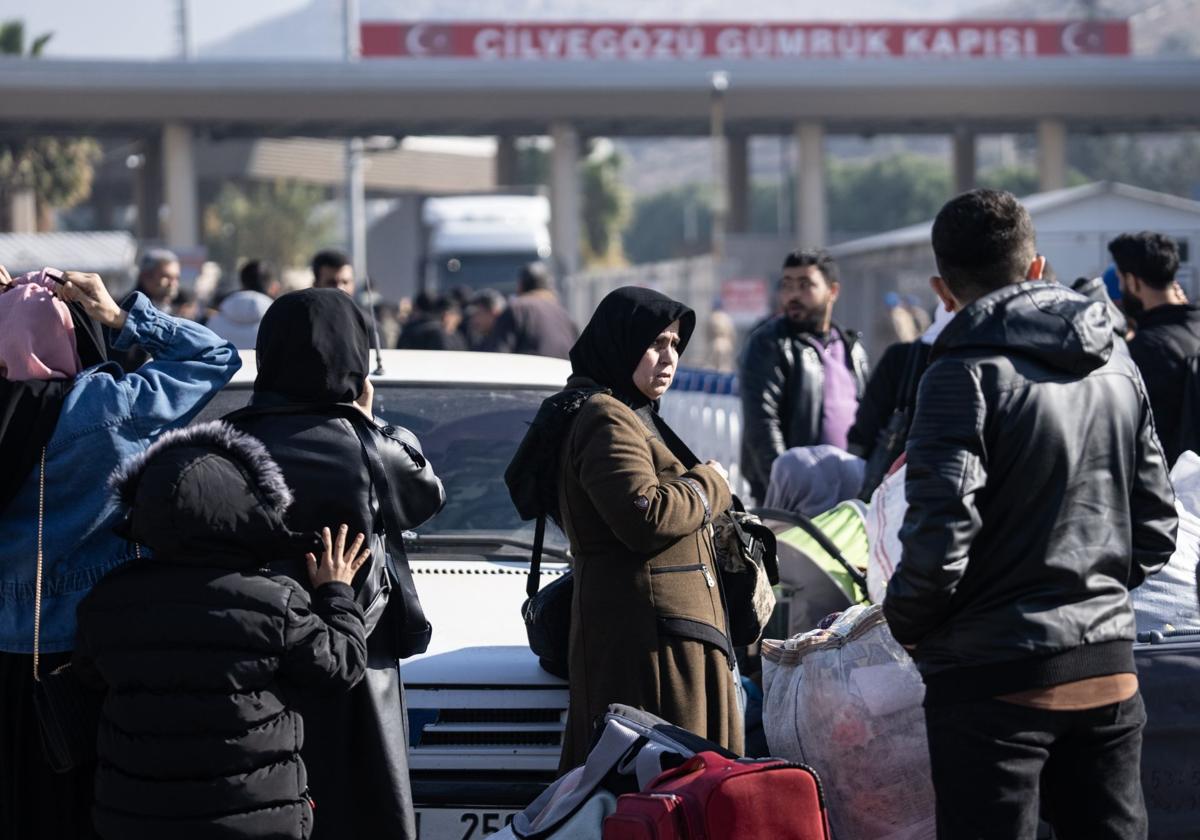 Sirios aguardan en la frontera de Turquía para regresar a su país.