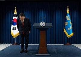 El presidente surcoreano Yoon Suk-Yeol pide perdón por la ley marcial y deja su posición en manos de su partido.