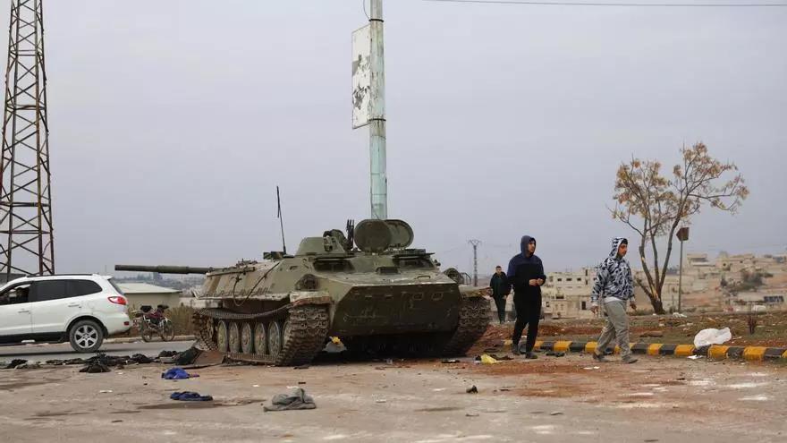 Los soldados fueron despojándose de sus uniformes al huir de los rebeldes en la periferia de Damasco.