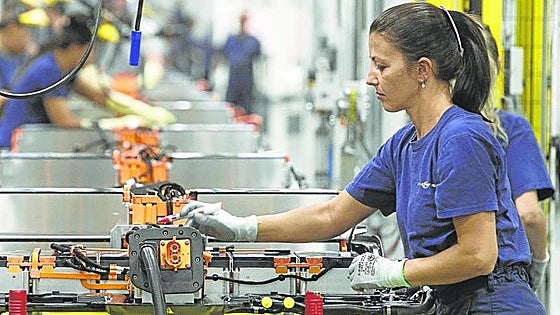 Stellantis y la china CATL construirán una gigafactoría de baterías para coches eléctricos de España