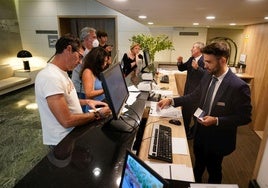 Turistas en la recepción de un hotel.