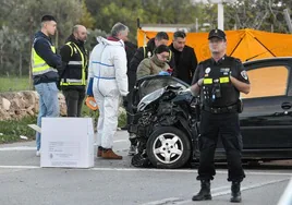 La Policía investiga el coche en el que la mujer fue asesinada.