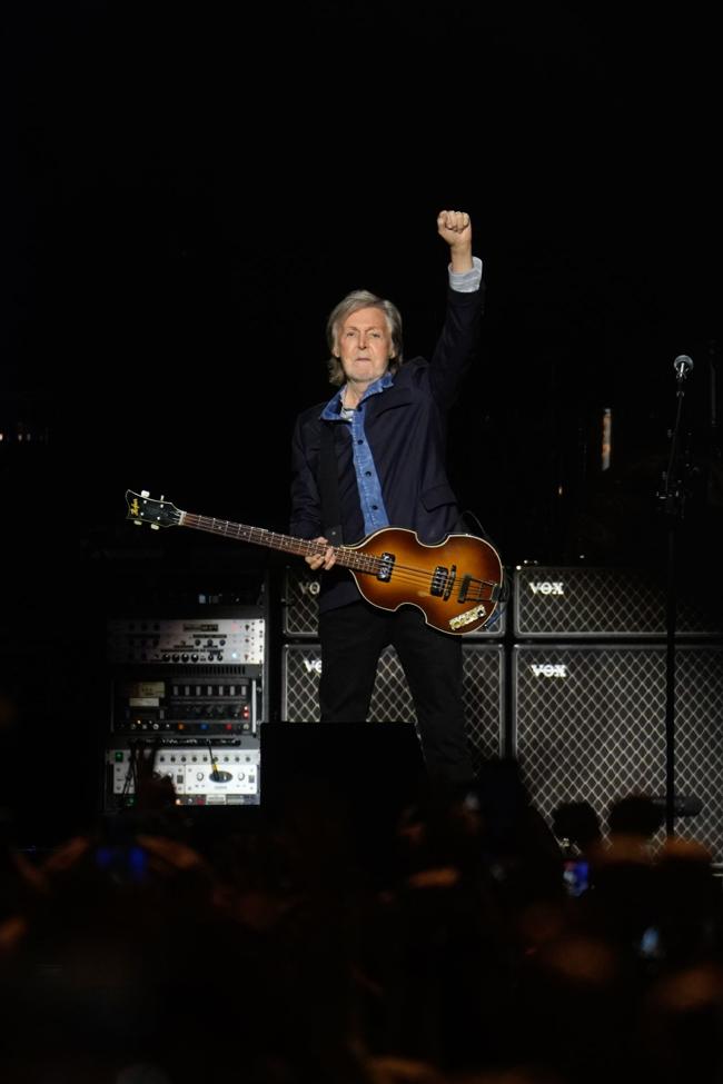 Paul McCartney, en un claro gesto reivindicativo ante un público rendido a sus pies este lunes en Madrid.