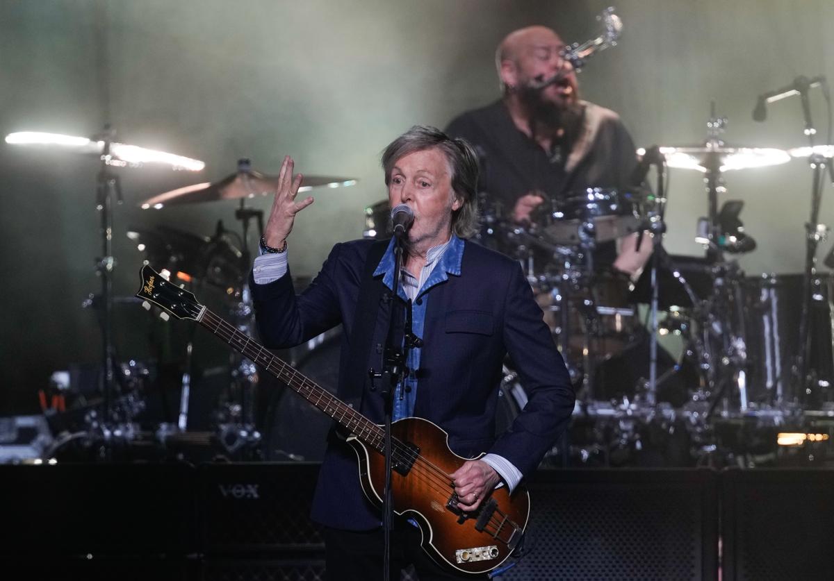 Imagen principal - Paul McCartney, durante varias de las canciones que interpretó este lunes en el primer concierto en Madrid de su gira casi 60 años después de que los Beatles tocasen en la plaza de toros de Las Ventas.