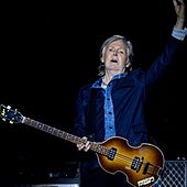 El veterano músico británico Paul McCartney, durante una de las canciones que ha tocado en el concierto de este lunes en Madrid.