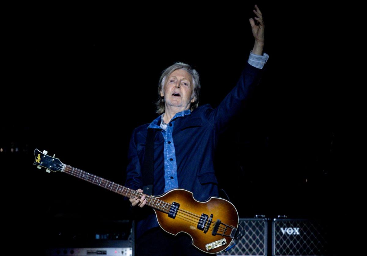 El veterano músico británico Paul McCartney, durante una de las canciones que ha tocado en el concierto de este lunes en Madrid.