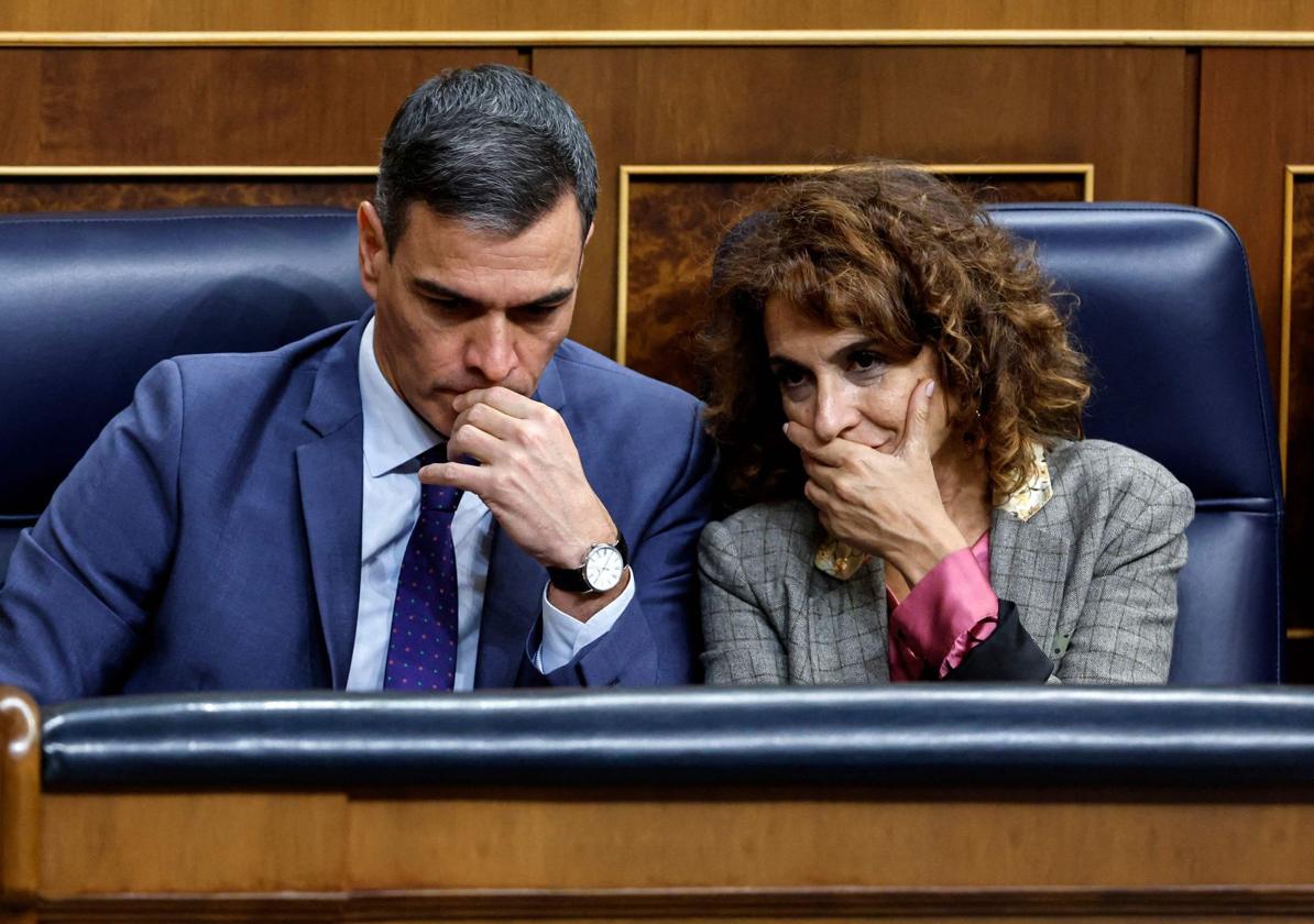 El presidente del Gobierno, Pedro Sánchez, y la vicepresidenta primera, María Jesu