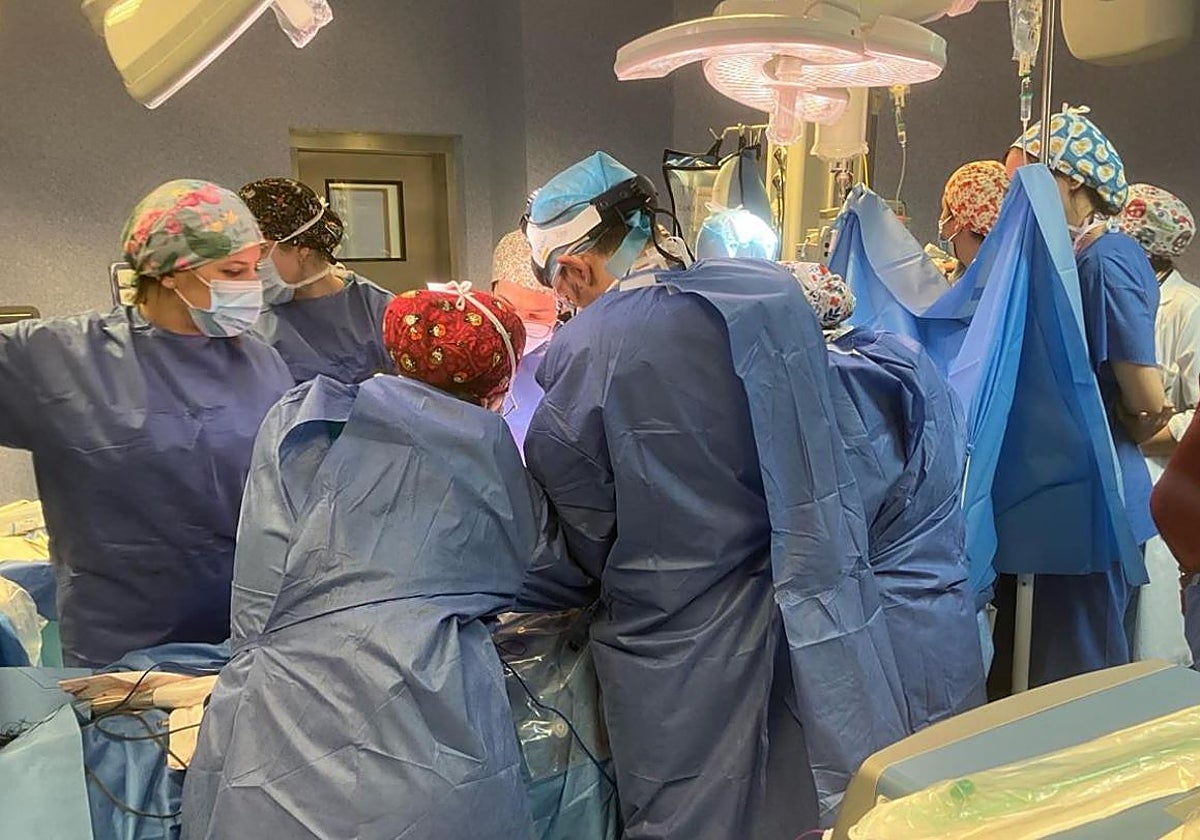 Médicos y enfermeras intervienen en un trasplante múltiple de órganos en un hospital de Almería.