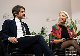 El ministro de Cultura, Ernest Urtasun, junto a la directora general de Derechos Culturales, Jazmín Beirak.