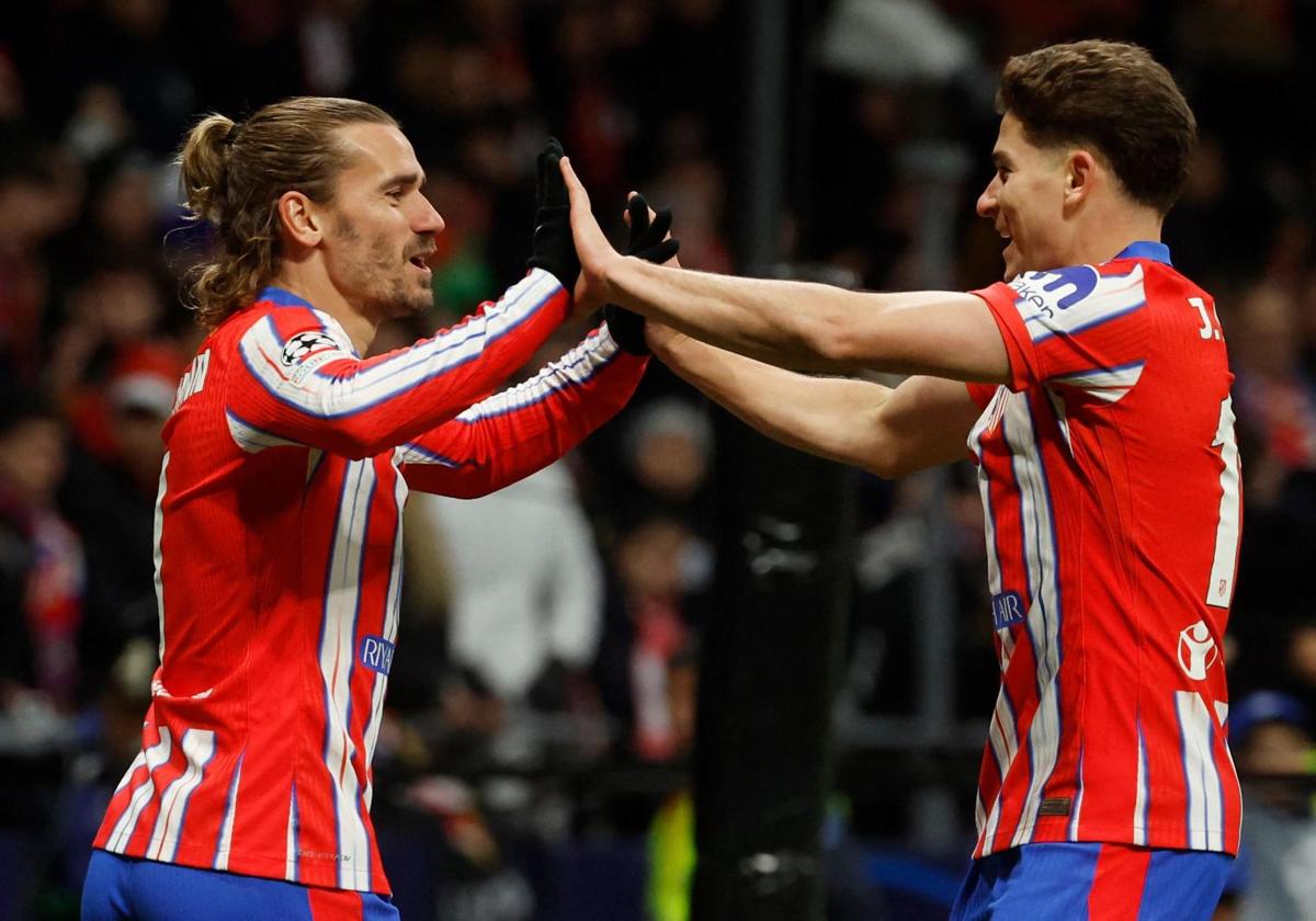 Antoine Griezmann y Julián Álvarez celebran uno de los goles ante el Slovan Bratislava.