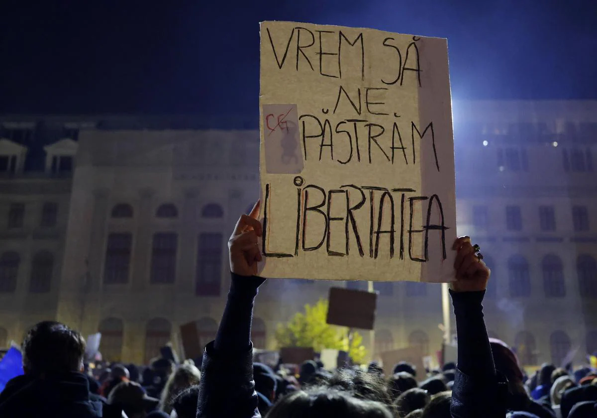 Manifestación en Bucarest tras la victoria del prorruso Calin Georgescu en la primera vuelta de las elecciones presidenciales de Rumanía.