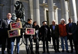 Entrega en 2019 en el Congreso de los miles de firmas ciudadanas que demandaban una ley de eutanasia.