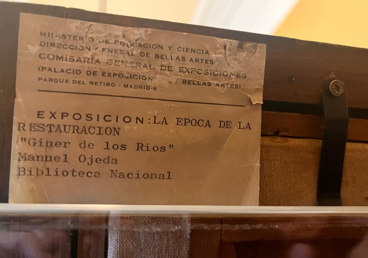 Detalle del reverso del lienzo entregado este jueves en la Biblioteca Nacional.